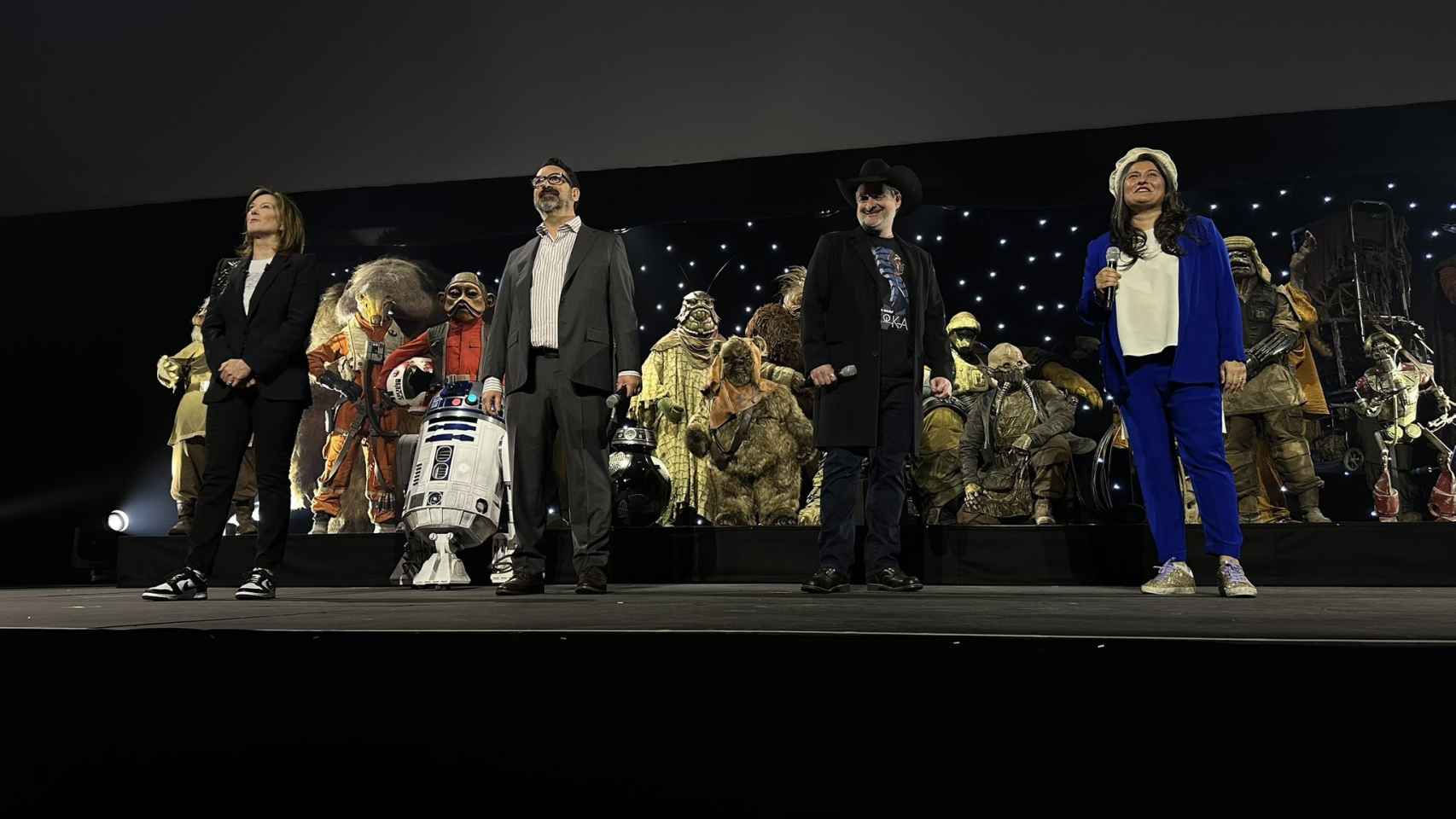 Kathleen Kennedy junto a James Mangold, Dave Filoni y Sharmeen Obaid-Chinoy en el escenario de la Star Wars Celebration 2023.