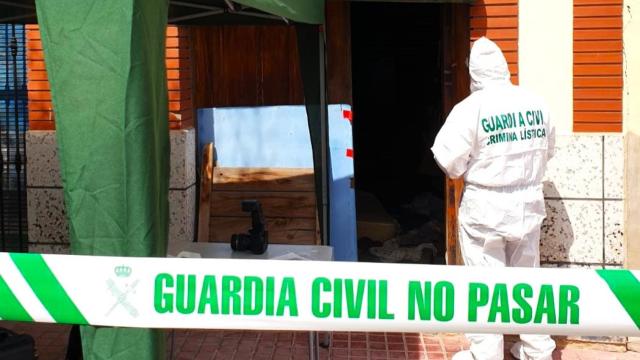 Un agente de la Guardia Civil durante el registro del domicilio en Sempere.