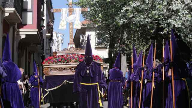 Desfile procesional de la Vera Cruz en Zamora con el sol como protagonista