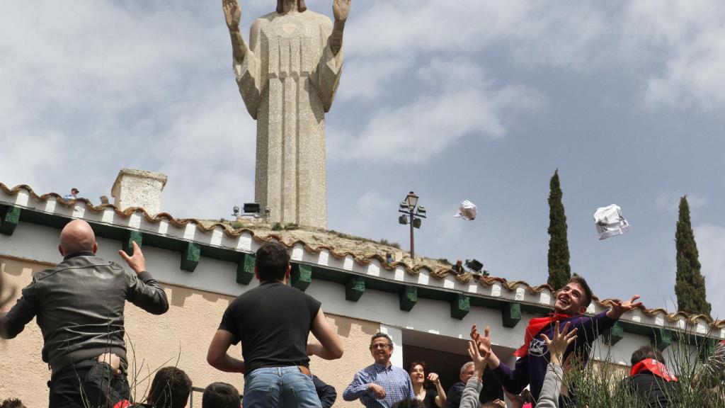 Pedrea del pan y quesillo en la Romería de Santo Toribio en la que se han lanzado 4.000 bolsas a los asistentes