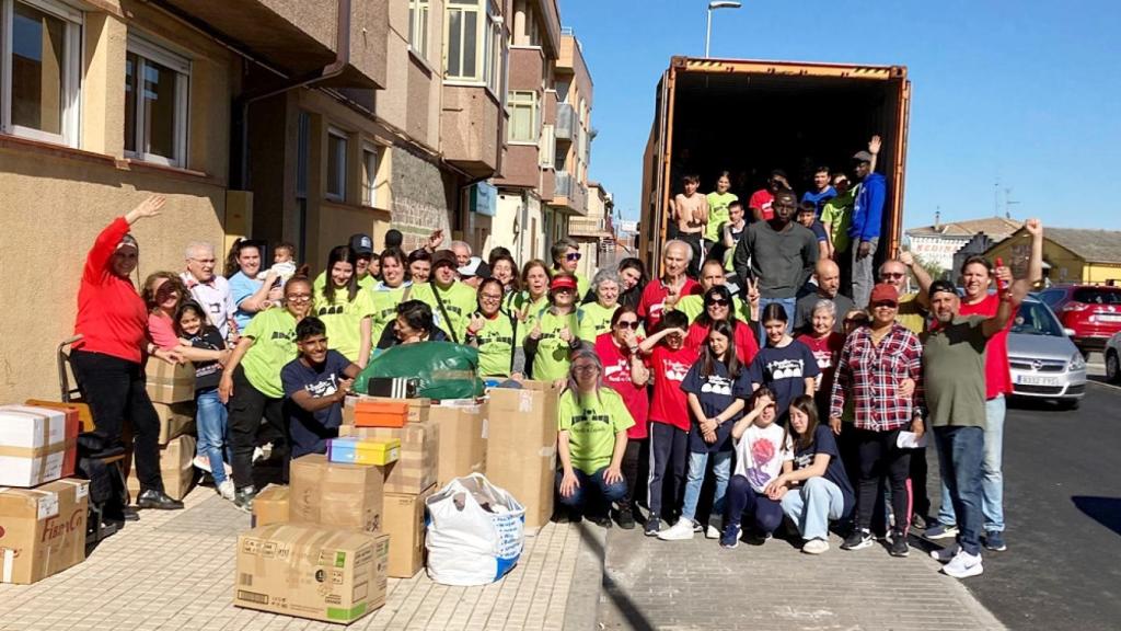 Los vecinos del barrio de Puente Ladrillo junto al contenedor cargado de ayuda humanitaria