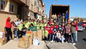 Los vecinos del barrio de Puente Ladrillo junto al contenedor cargado de ayuda humanitaria