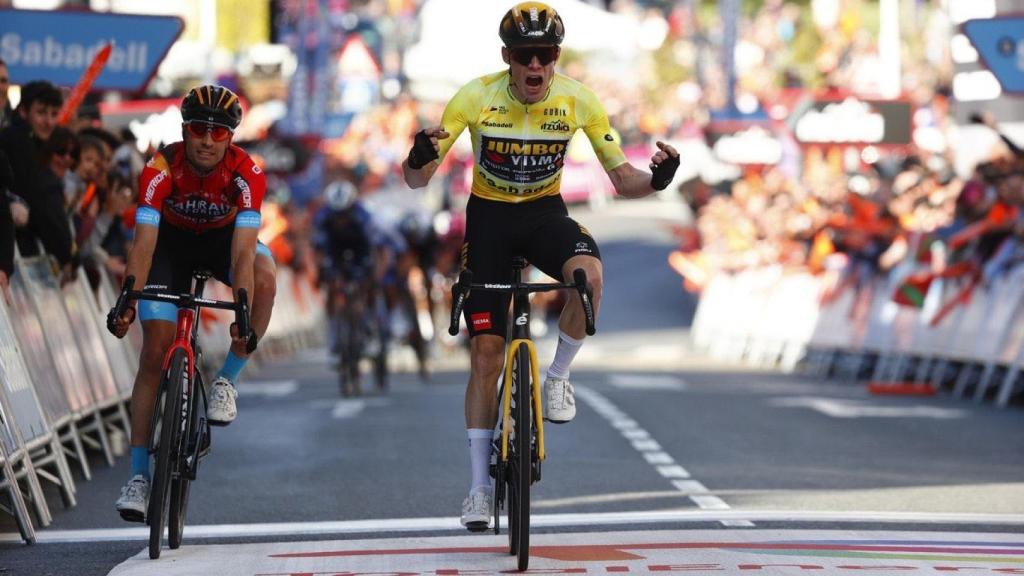 Jonas Vingegaard celebra una victoria sobre Mikel Landa en la Itzulia 2023