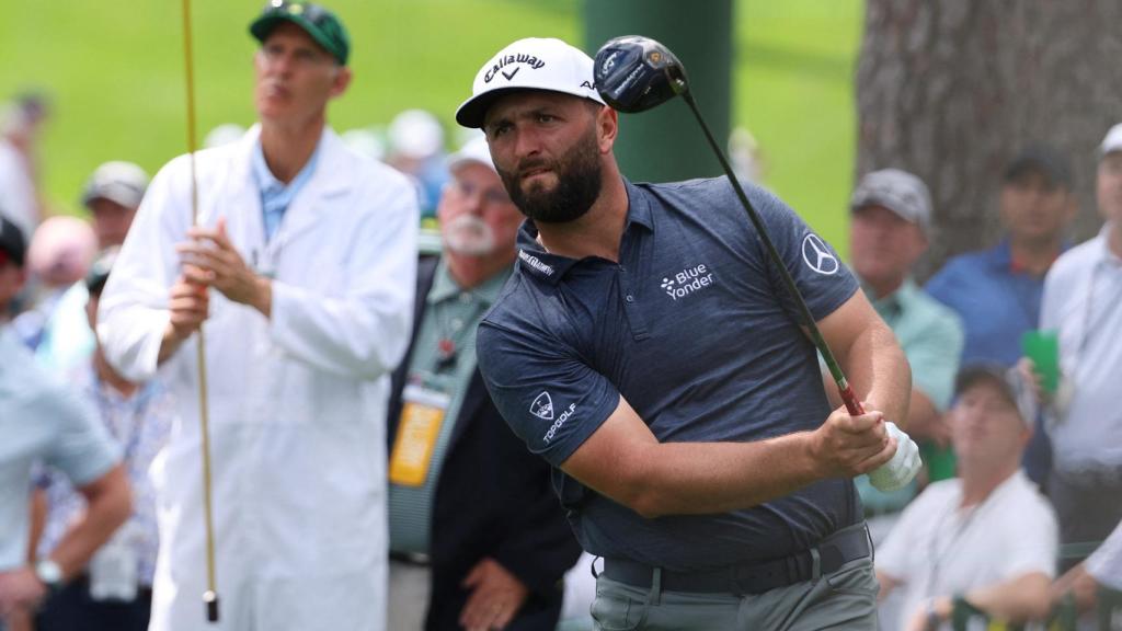 Jon Rahm tras ejecutar un golpe en el Masters de Augusta de 2023