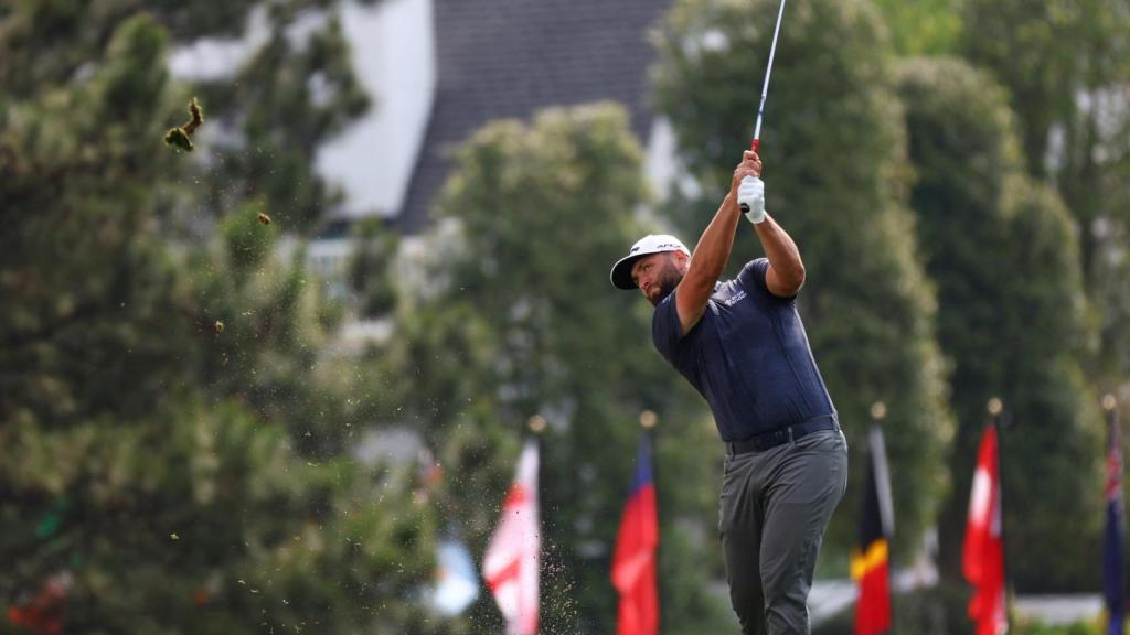 Jon Rahm ejecuta un golpe en el Masters de Augusta de 2023