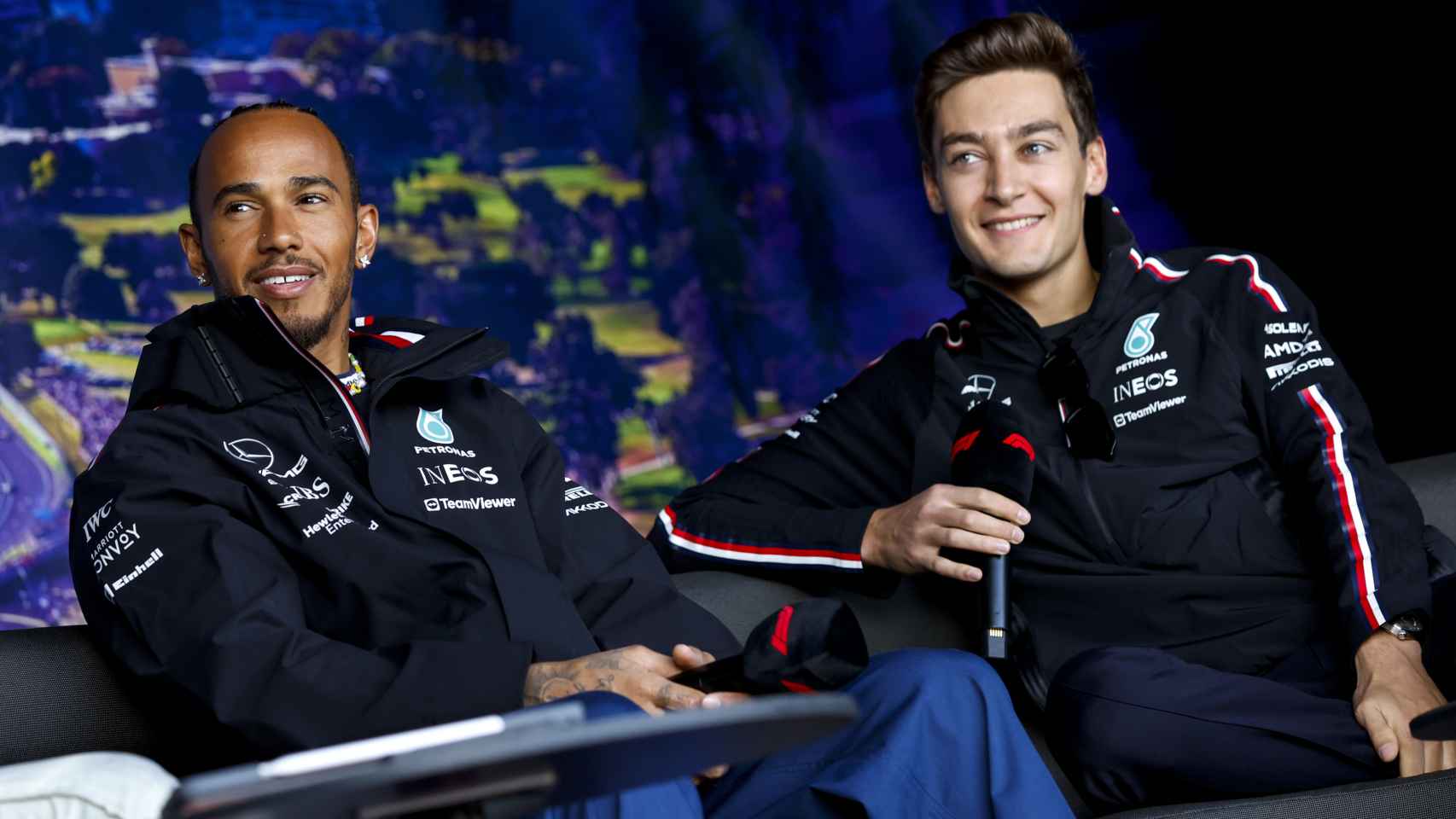 Lewis Hamilton y George Russell en una rueda de prensa en el Gran Premio de Australia