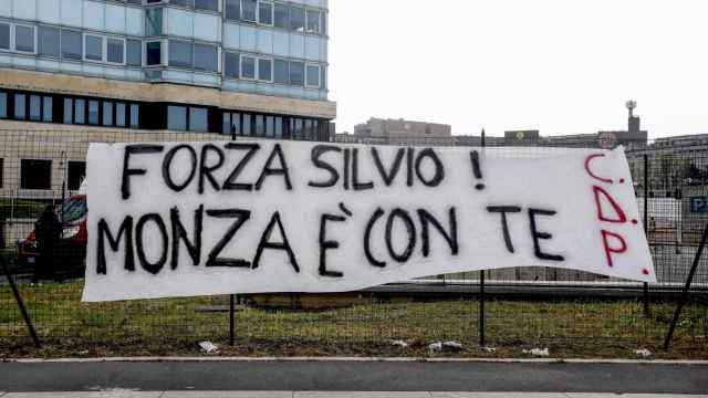 Una pancarta de apoyo a Berlusconi frente al hospital en el que está ingresado.