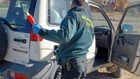 La Guardia Civil de Soria con uno de los vehículos en los que se detectó el uso indebido de gasóleo