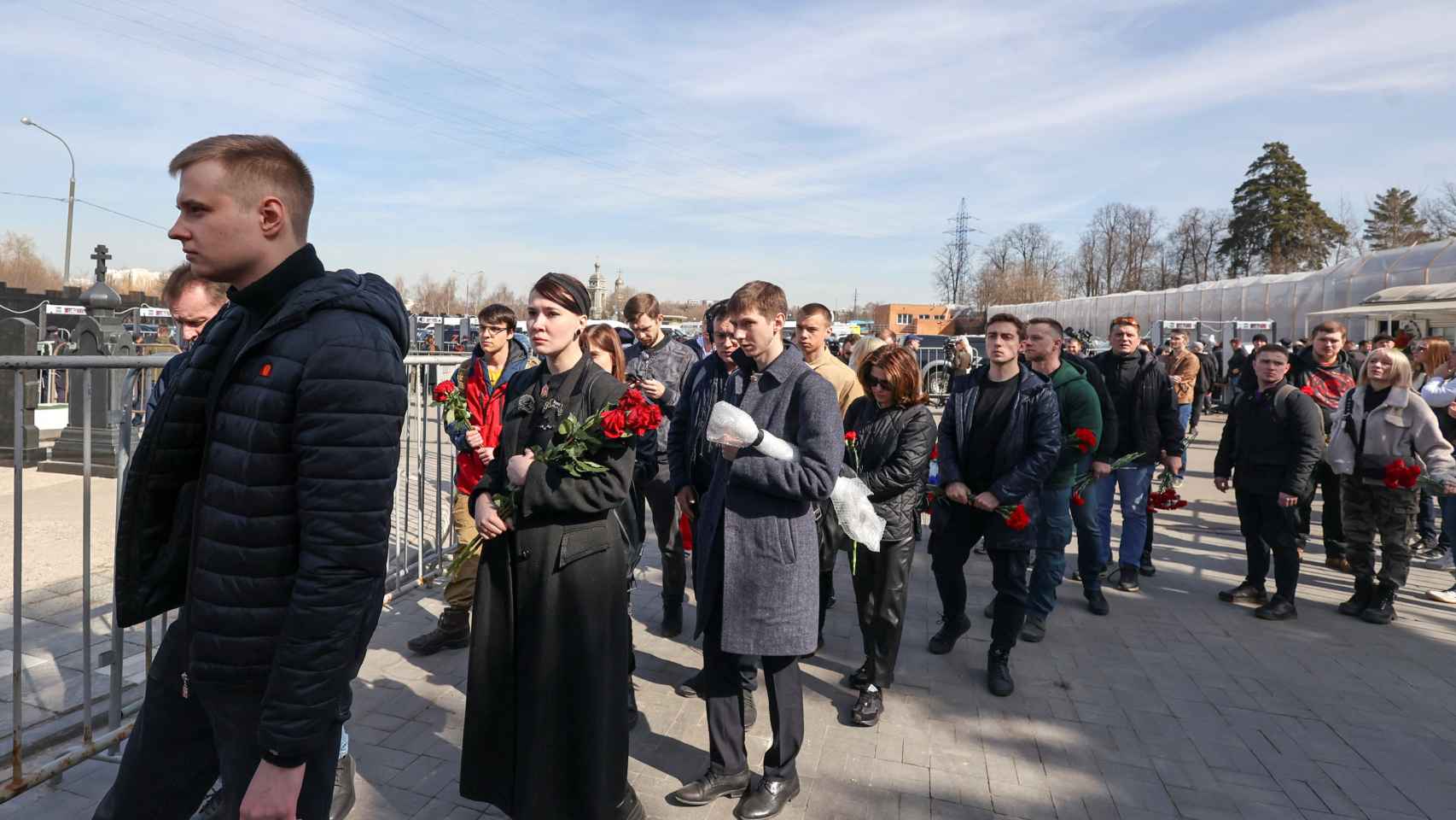 La gente hace fila para asistir al funeral del bloguero militar ruso.