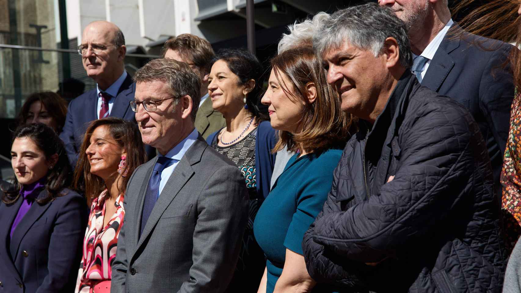Alberto Núñez Feijóo presenta los fichajes de la nueva fundación del PP con Toni Nadal a su derecha.