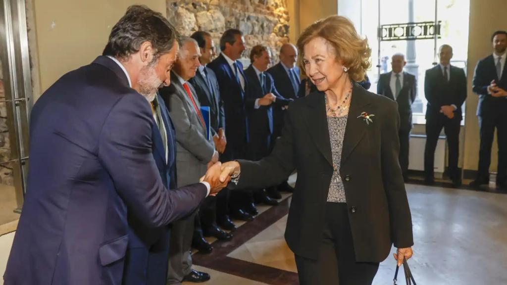 ofía recibe el saludo de miembros del Patronato de la Escuela Superior de Música Reina Sofía, el pasado 14 de marzo.