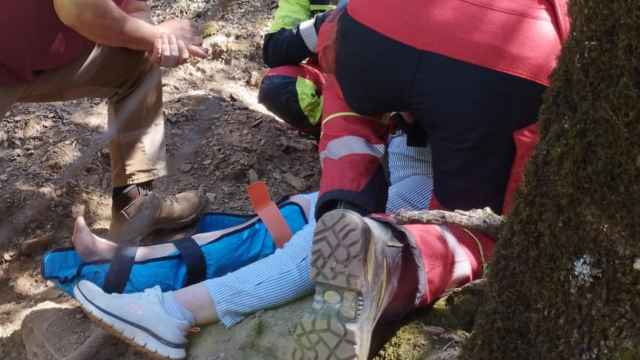 Los equipos de emergencia atienden a la mujer que ha sufrido una caída en Los Navalucillos (Toledo).