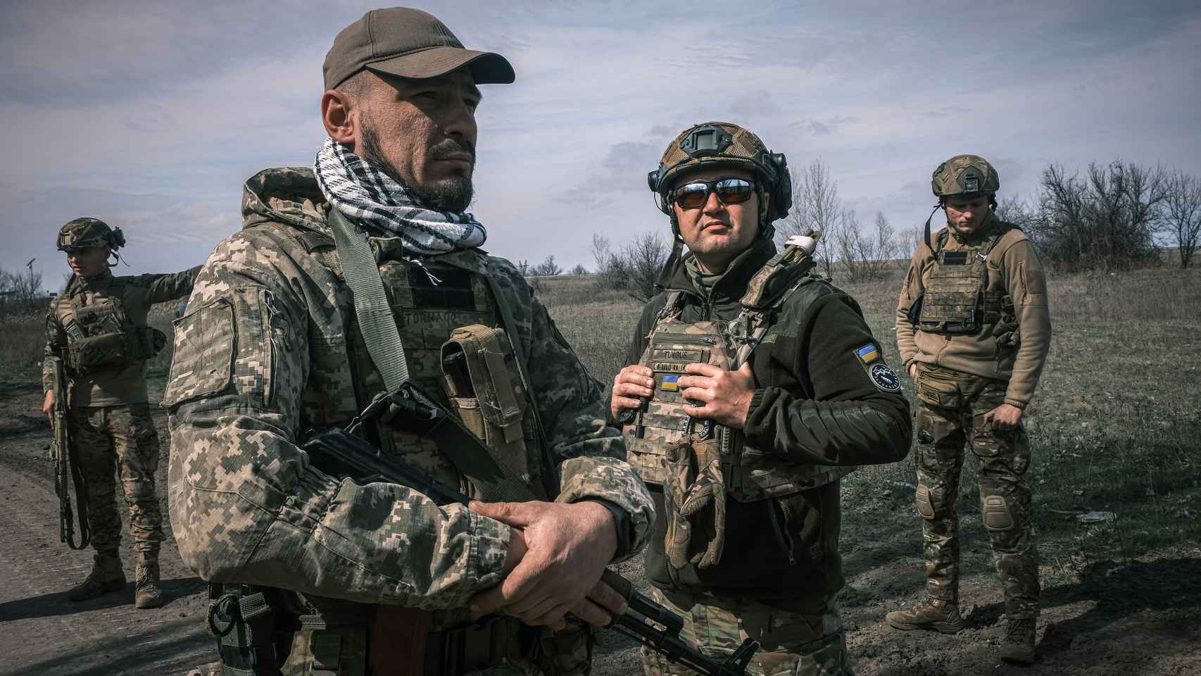 Un grupo de la unidad de drones de la 17 Brigada separada de tanques del Ejército ucraniano, apodados los “Búhos”, en la retaguardia de Bakhmut.