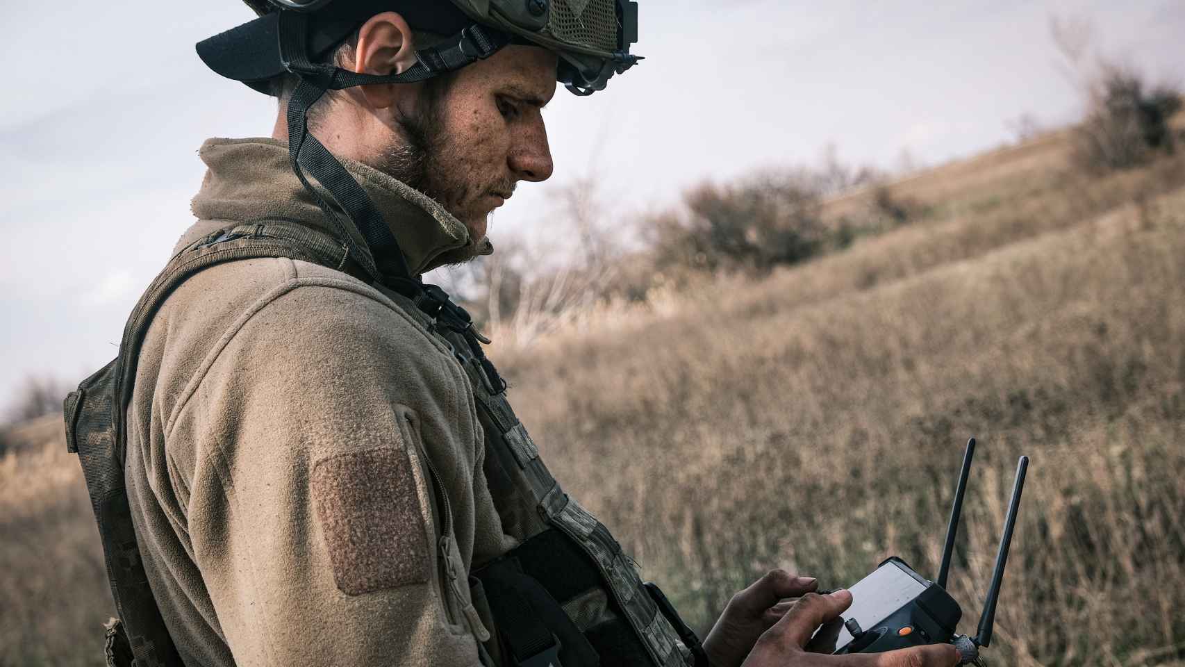 Evgeny sostiene en sus manos el control remoto con el que se pilota el dron durante las misiones que su equipo lleva a cabo en Bakhmut.