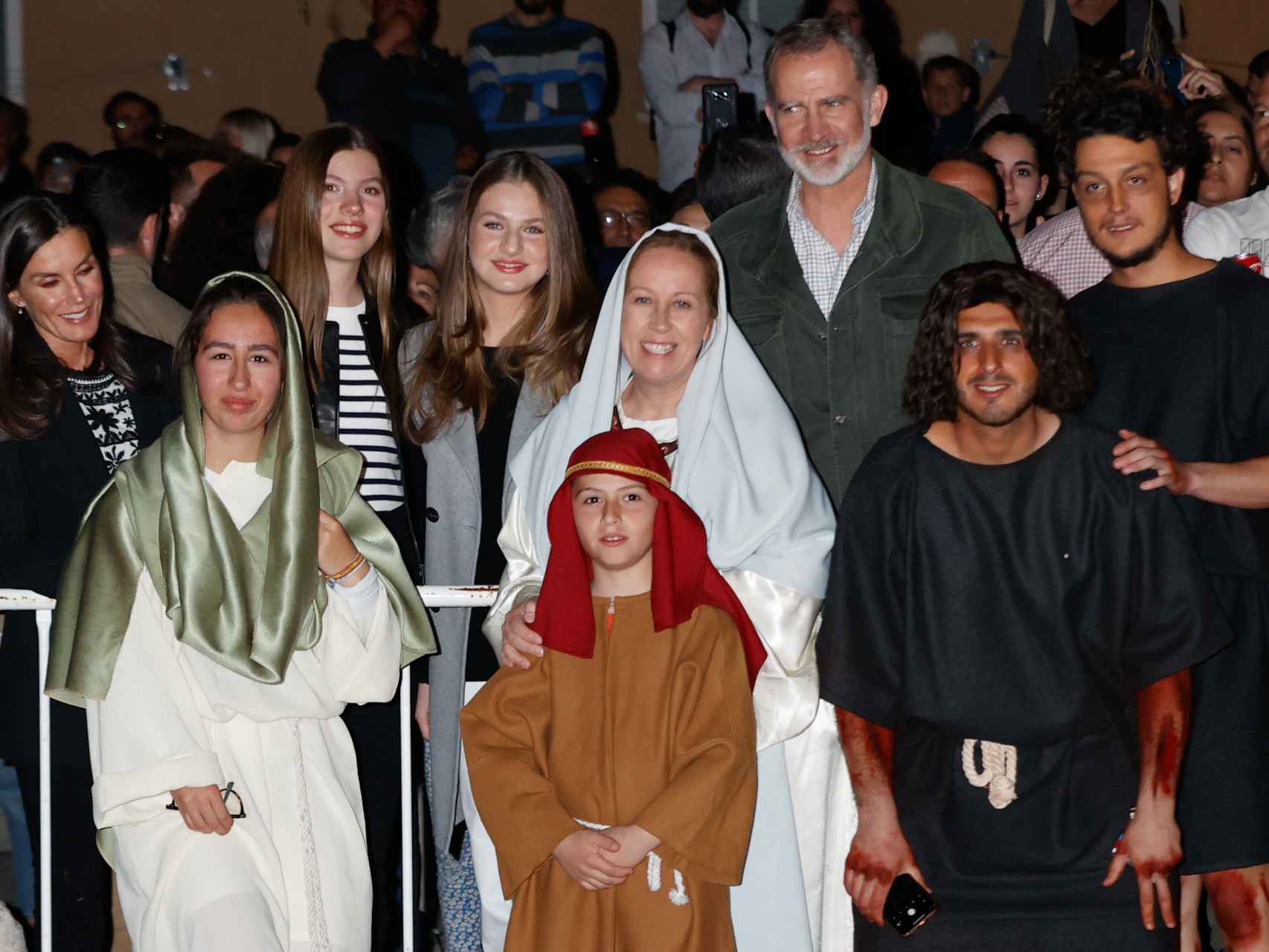 Los Reyes y sus hijas con algunos miembros de la representación viviente.