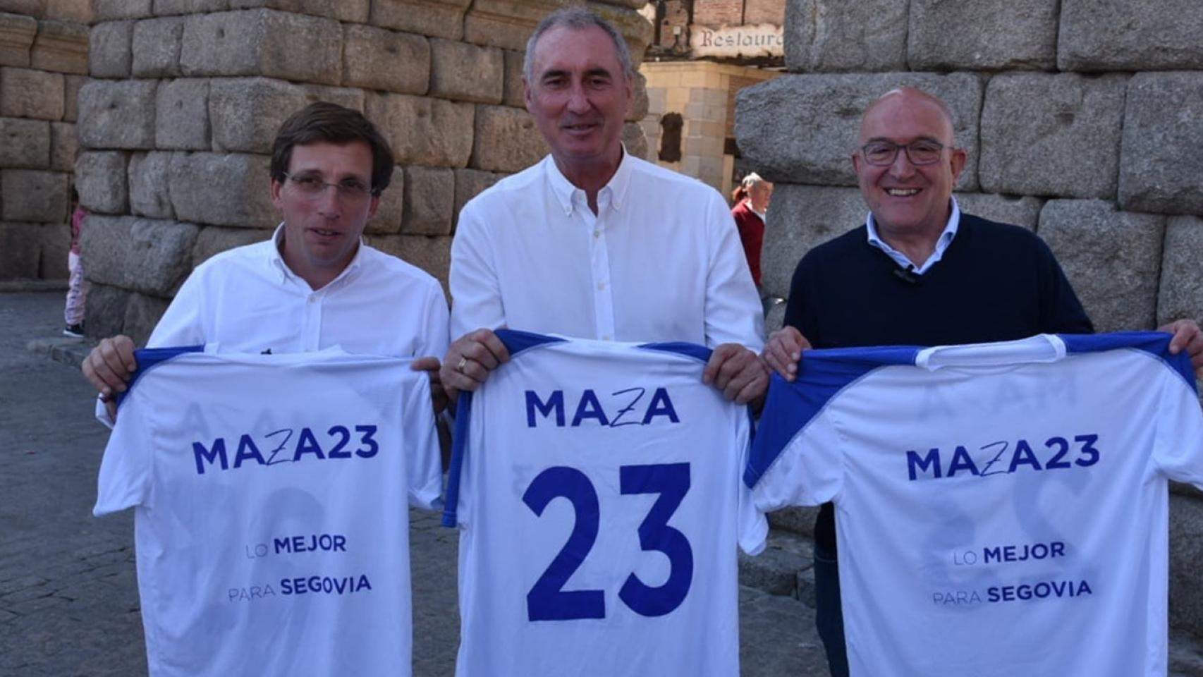 El alcalde de Madrid, José Luis Martínez-Almeida, y los candidatos del PP en Segovia y Valladolid, José Mazarías y Jesús Julio Carnero, este sábado en la capital segoviana.
