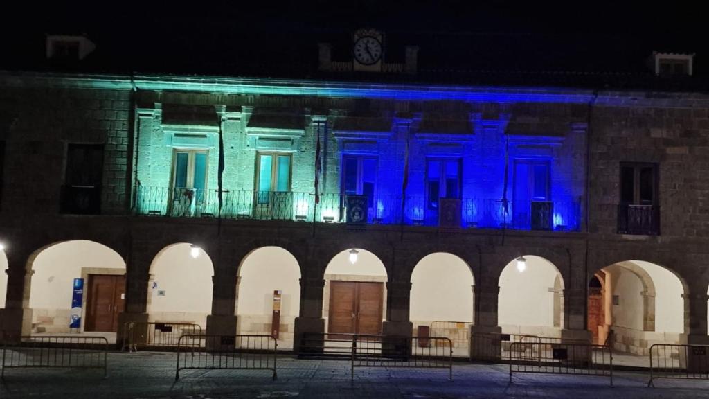 Iluminación de la fachada del Ayuntamiento de Benavente con los colores de la bandera gitana.