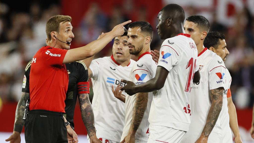 Pizarro Gómez expulsa a Pape Gueye, del Sevilla, durante el partido contra el Celta