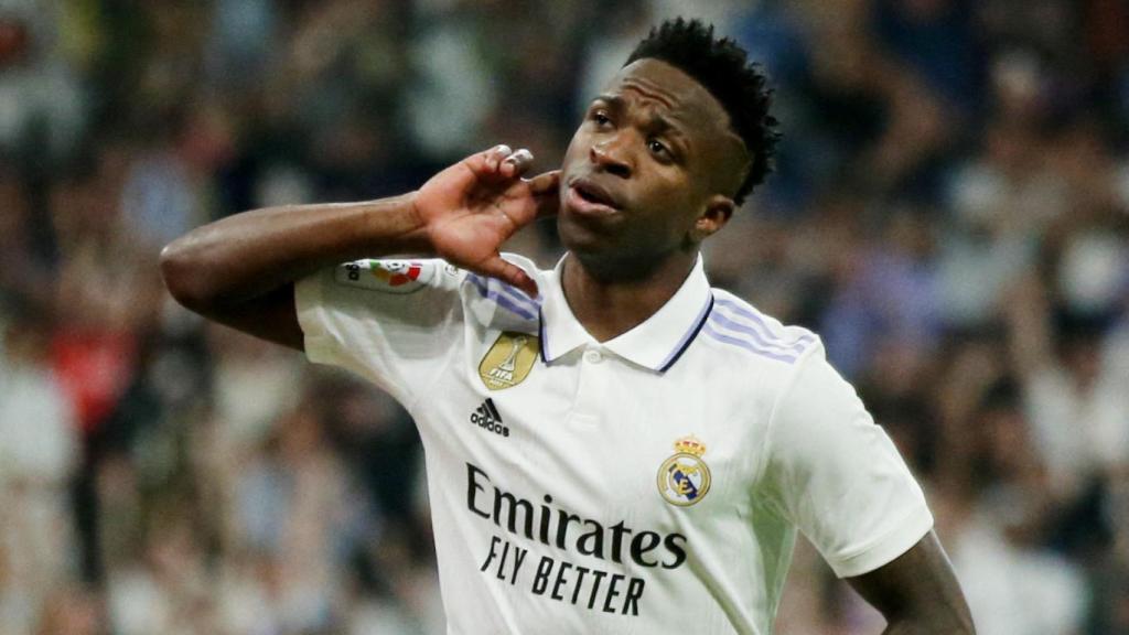 Vinicius, celebrando un gol con la grada del Bernabéu