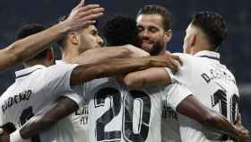 Piña de los jugadores del Real Madrid para celebrar un gol esta temporada