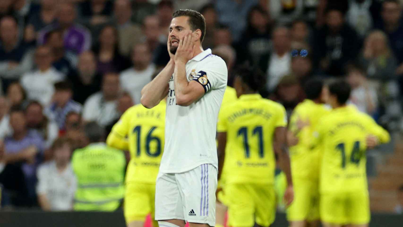 Nacho se lamenta mientras los jugadores del Villarreal celebran.