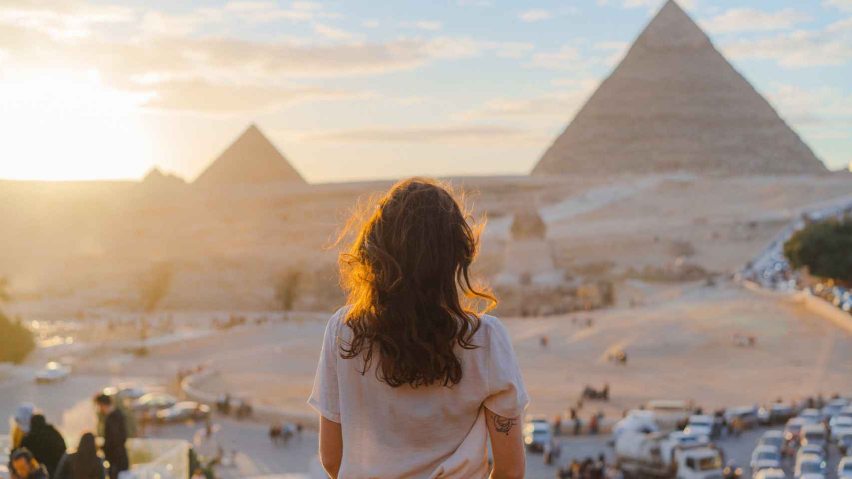 Una mujer observa, anonadada, las pirámides de Giza.
