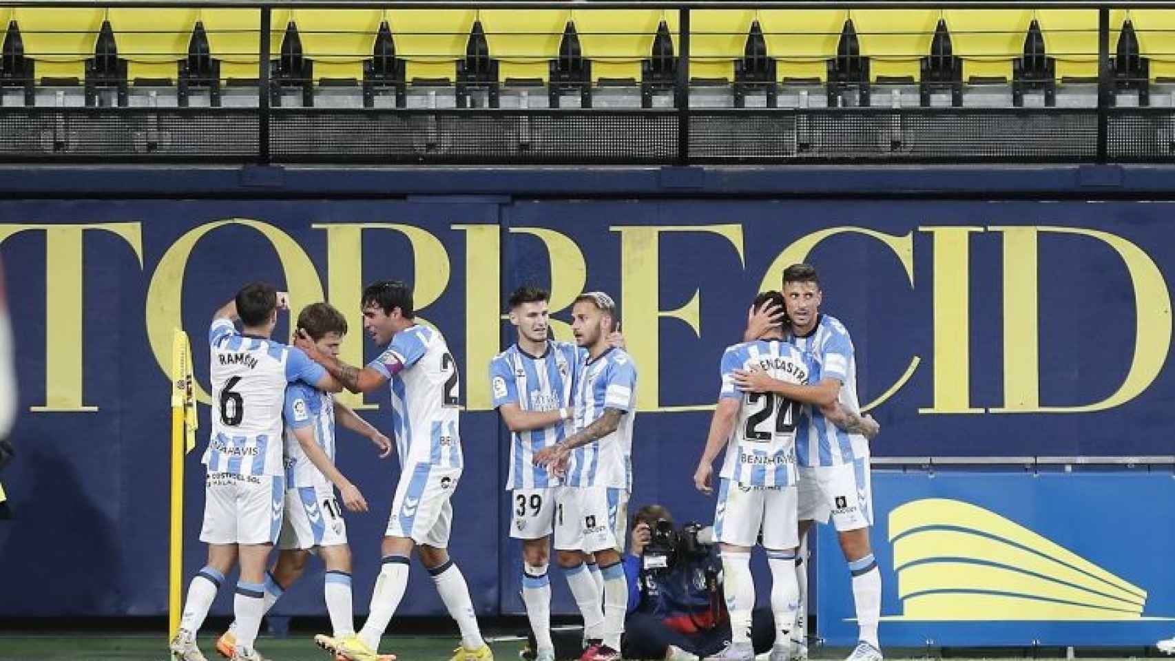 Los jugadores del Málaga celebran un gol en Villarreal.