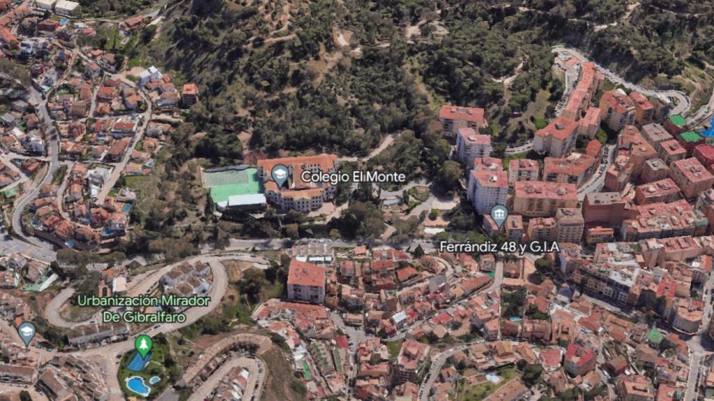 Vista de la calle Ferrándiz y de los terrenos localizados junto al Colegio de El Monte, en Málaga.