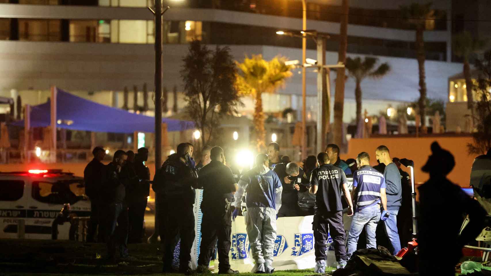 Agentes israelíes en Tel Aviv tras el ataque, que ha dejado un fallecido.