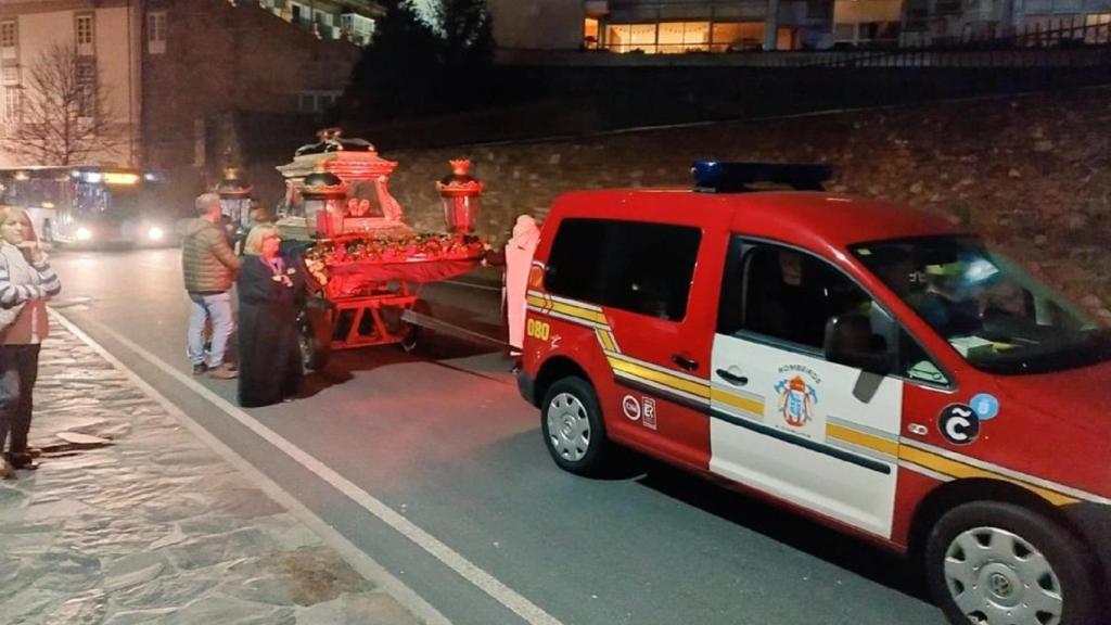 Los bomberos de A Coruña remolcan un paso de Semana Santa tras dañarse una de sus ruedas