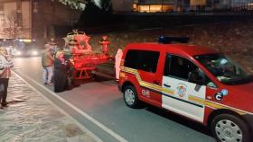 Los bomberos de A Coruña remolcan un paso de Semana Santa tras dañarse una de sus ruedas