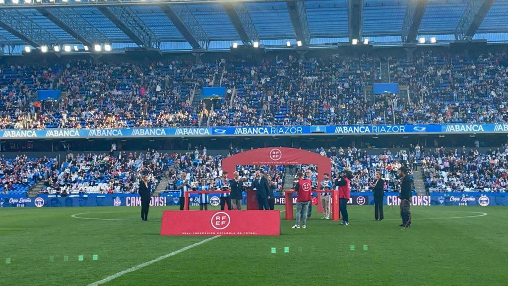 Entrega del trofeo en el descanso del partido de hoy contra el Fuenlabrada.