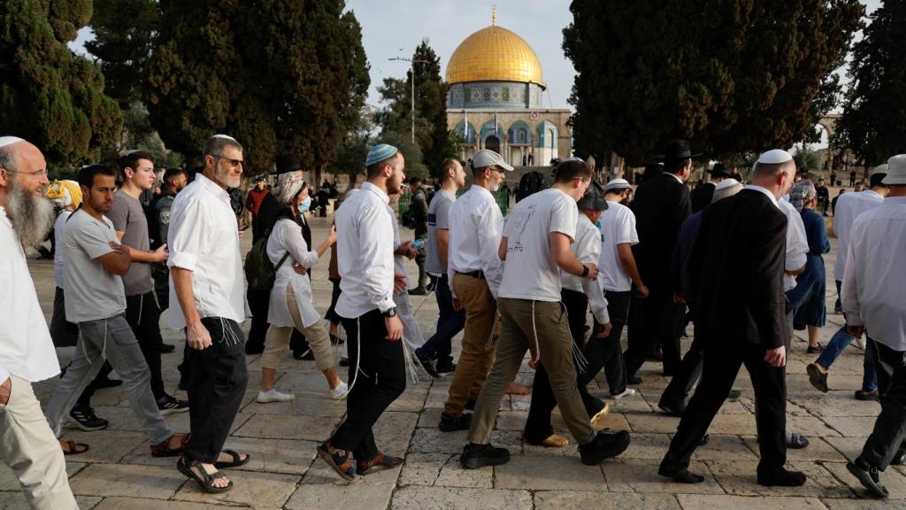 Los fieles judíos sostienen un rollo de la Torá mientras participan en la oración tradicional de bendición sacerdotal en la festividad de la Pascua, en el Muro Occidental en la Ciudad Vieja de Jerusalén