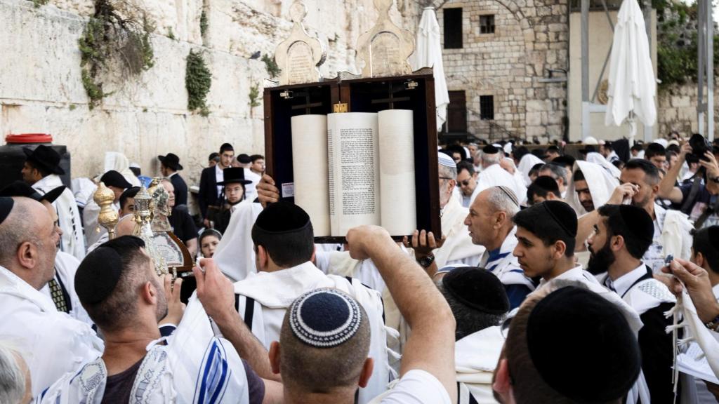 Oración de bendición sacerdotal tradicional en la festividad de la Pascua, en el Muro de las Lamentaciones en la Ciudad Vieja de Jerusalén.