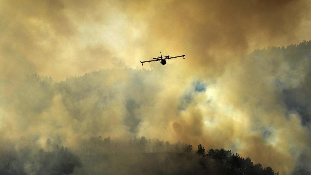 Un hidroavión intenta sofocar el Incendio de esta misma tarde de sábado en los montes de Soto de las Regueras, Asturias.