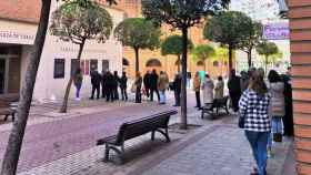 Personas esperando a la venta de entradas para la feria de San Pedro Regalado