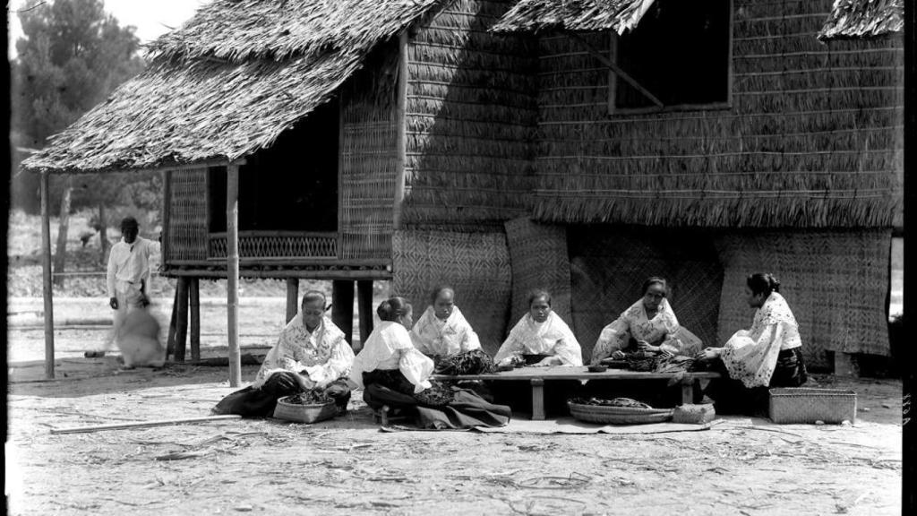 Cigarreras junto a una cabaña.