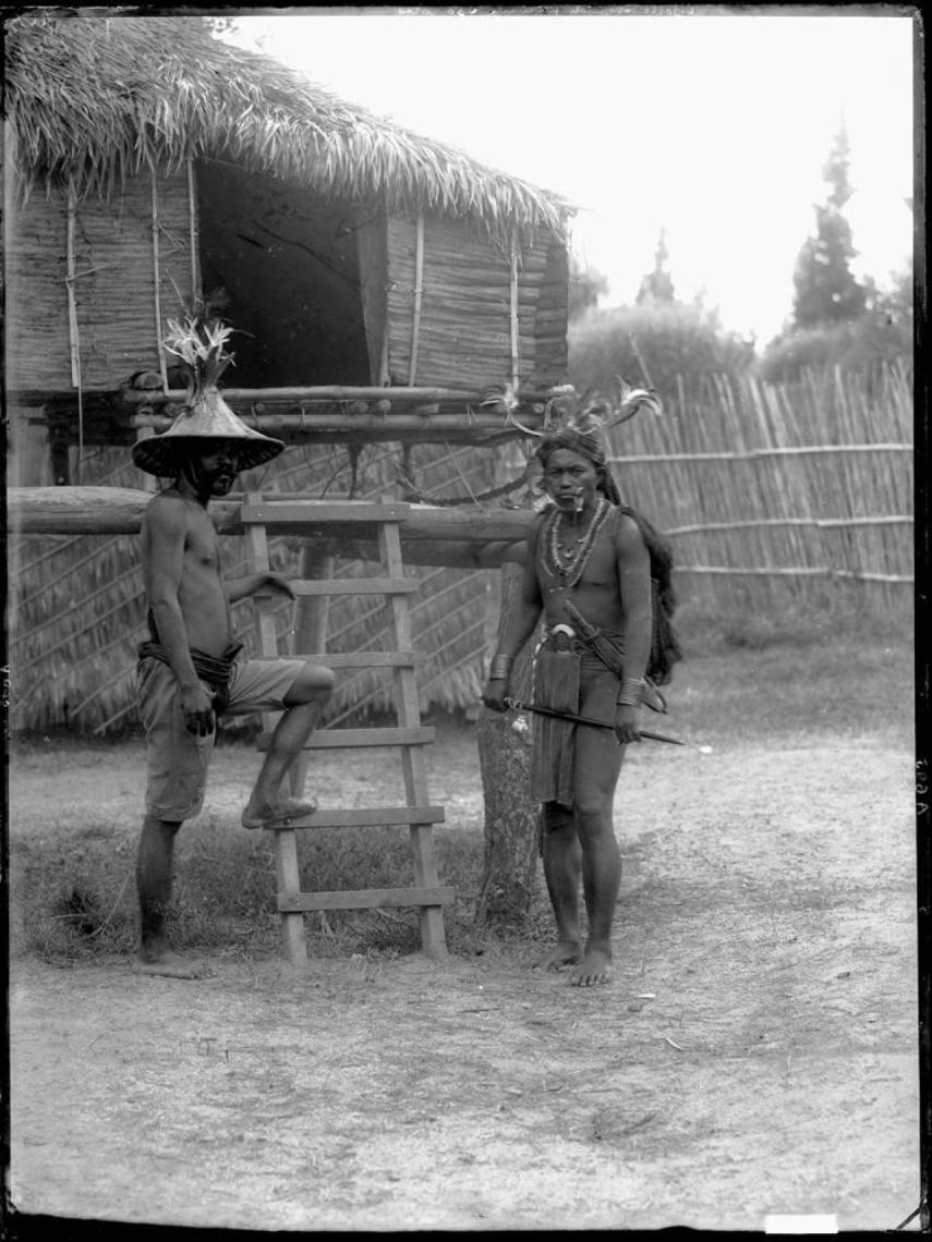 Igorrotes junto a una cabaña.