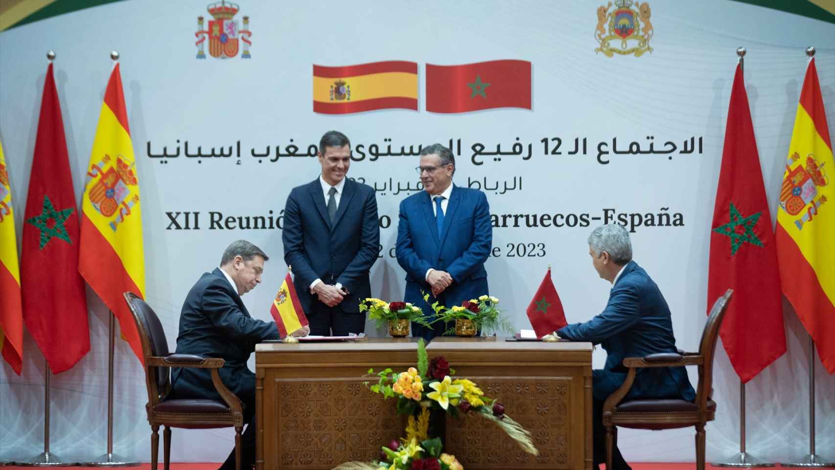 El ministro Luis Planas y su homólogo marroquí Mohamed Sadiki, durante la firma de acuerdos en presencia de Sánchez y del jefe de Gobierno de Marruecos Aziz Akhannouch, el pasado mes de febrero en Rabat.
