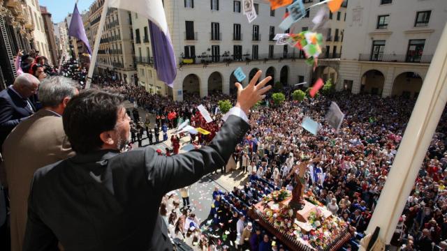 Los aleluyas desde el balcón del Ayuntamiento de Alicante.