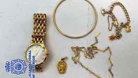 Algunas de las joyas recuperadas en una tienda que habían sido supuestamente robadas en Orihuela.