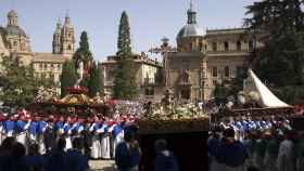Los pasos de Nuestra Señora de la Alegría y Jesús Resucitado se encuentran en la procesión conjunta de Resurrección frente a la Catedral de Salamanca