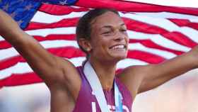 La atleta Anna Hall, celebrando su medalla de bronce en el Mundial de Atletismo de Eugene 2022