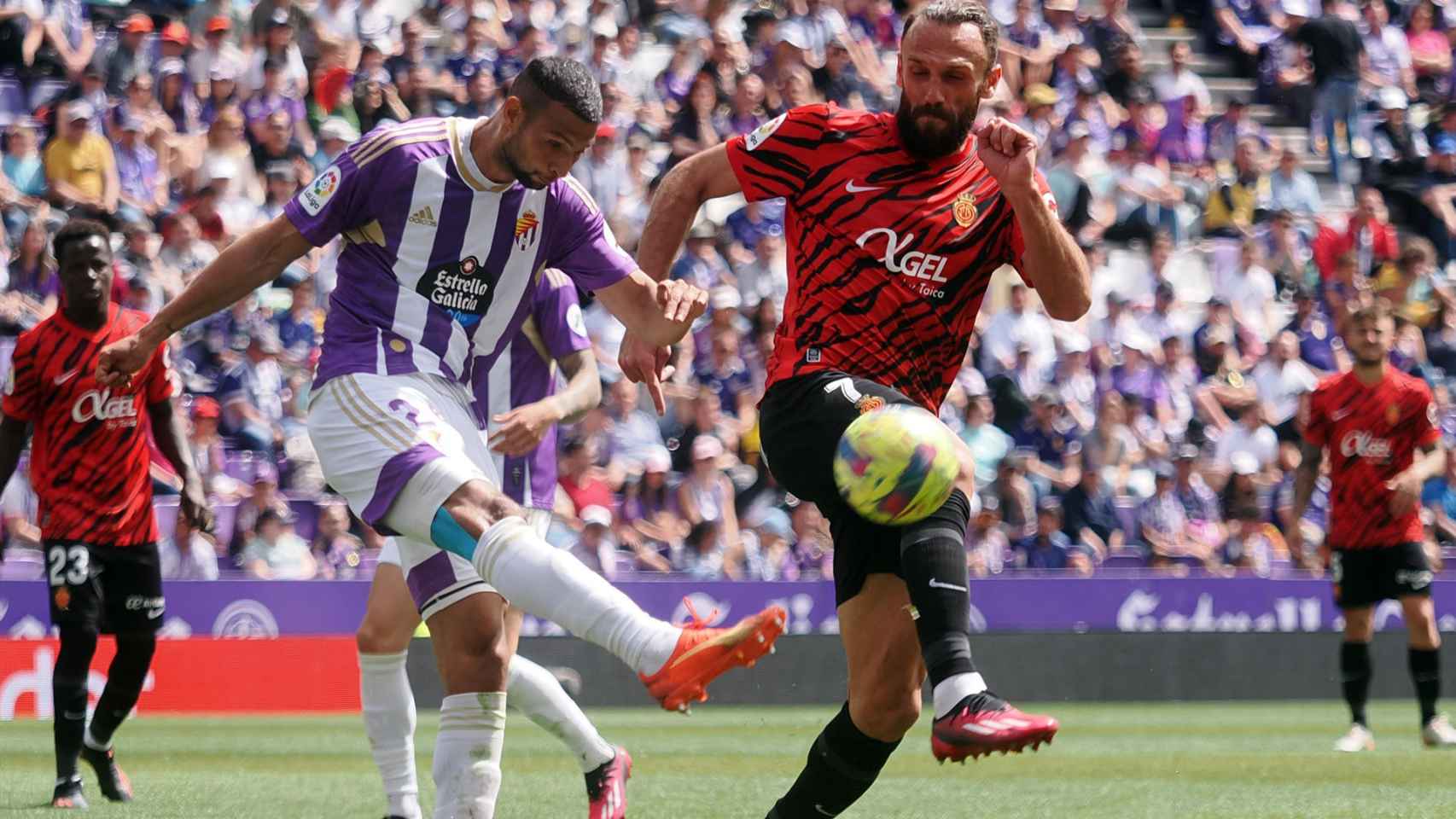 Vedat Muriqi y Joaquín Fernández, durante el Valladolid - Mallorca de La Liga 2022/2023