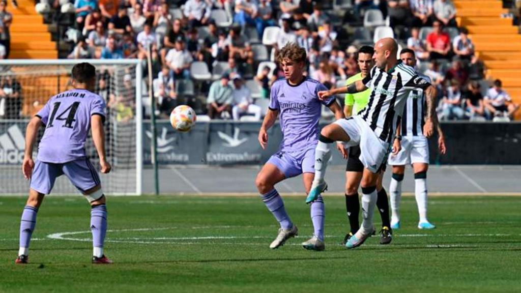 Disputa entre los jugadores del Castilla y el Badajoz.