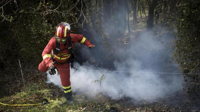 Un bombero trabaja en las tareas de extinción en el incendio de Las Regueras
