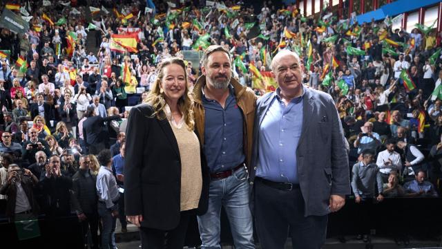 El presidente de Vox, Santiago Abascal, en un mitin en Santander para presentar a su candidata regional, Leticia Díaz (i).