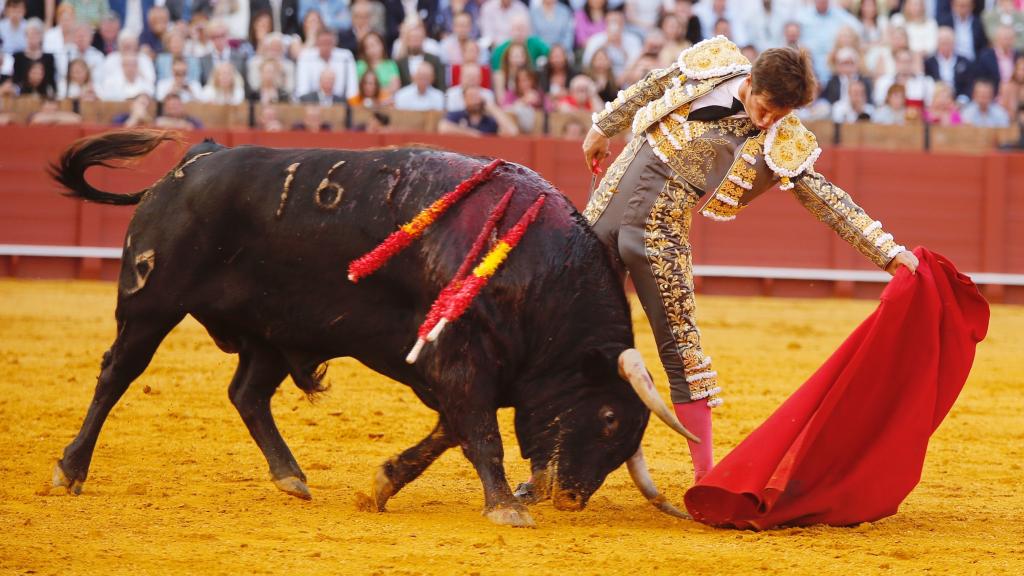 Julián López 'El Juli' pega un natural a 'Gavilán' el Domingo de Resurrección en Sevilla.