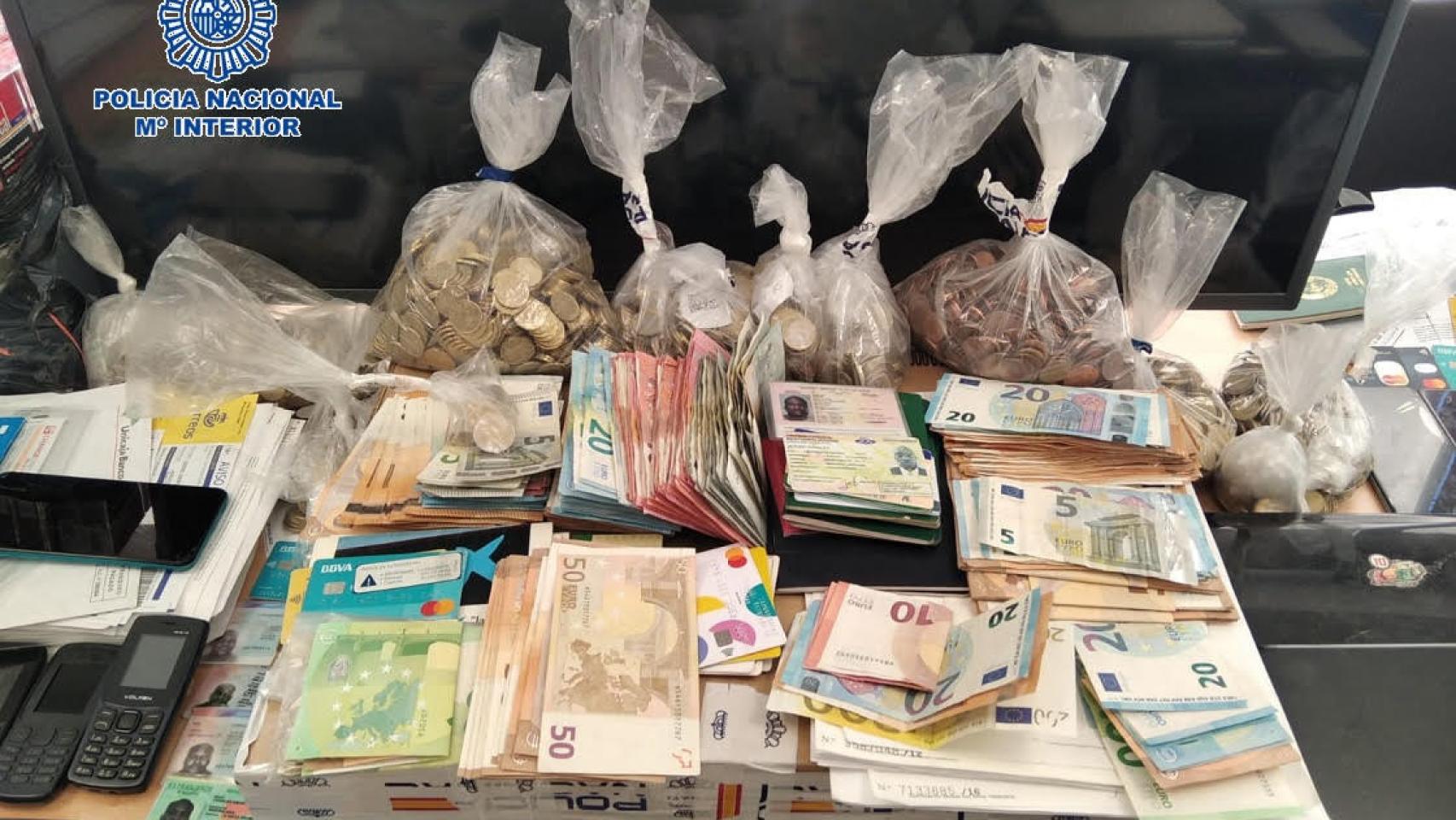 Documentación falsa y dinero intervenido, entre otros materiales, en la operación Malmos en Málaga.