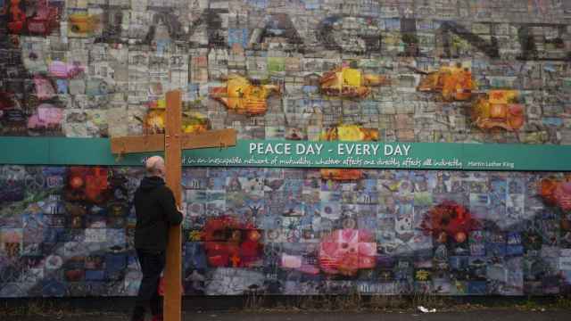 Mural en Belfast por el aniversario de los Acuerdos del Viernes Santo.